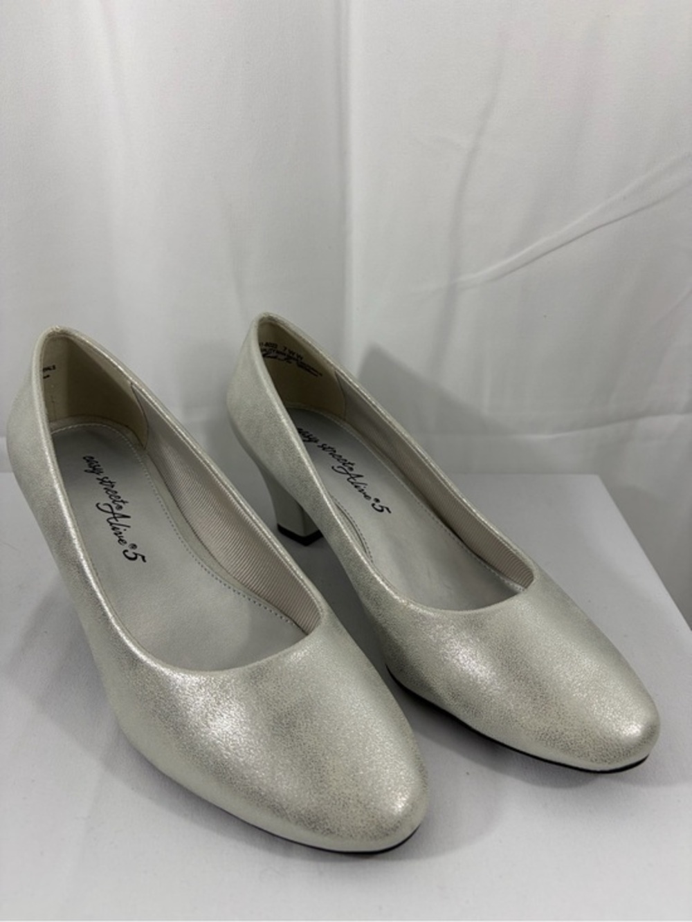 NWT Easy Street Women’s Size 7W Silver Classic Metallic Block Heel Pumps